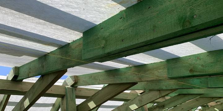 Подрядные организации, выполняющие ремонт крыш, устраняют последствия вчерашнего ливня